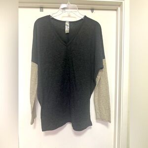 Go Couture, two tone, long sleeve, V neck flowy tshirt - size L - gray/tan
